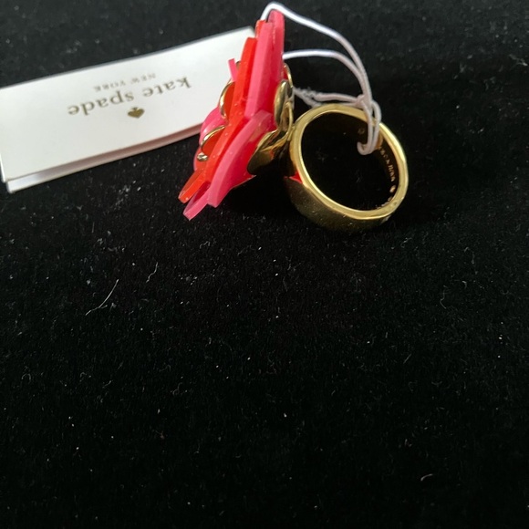NWT Kate Spade Rosy Posies ring. Size 7. Goldtone Pink and red flexible petals. - Picture 2 of 2